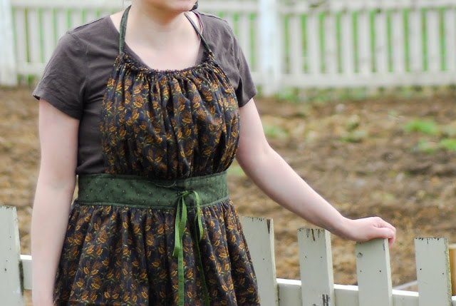 Learn how to sew your own gathering apron to bring in the garden harvest (tutorial)