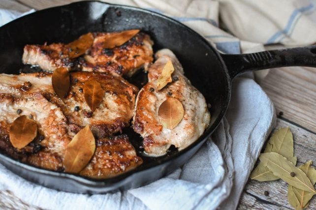 Bay Pork Chops with Peppercorns in White Wine Sauce