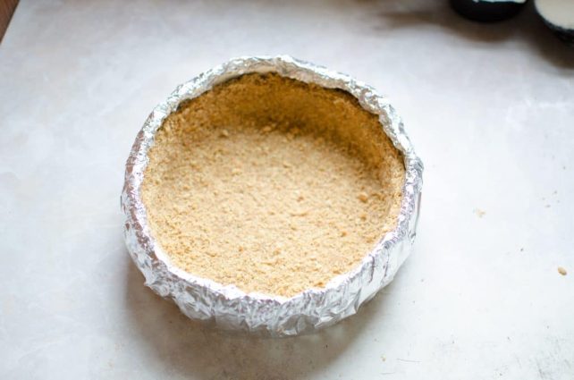 Pumpkin pie cheesecake crust with aluminum foil