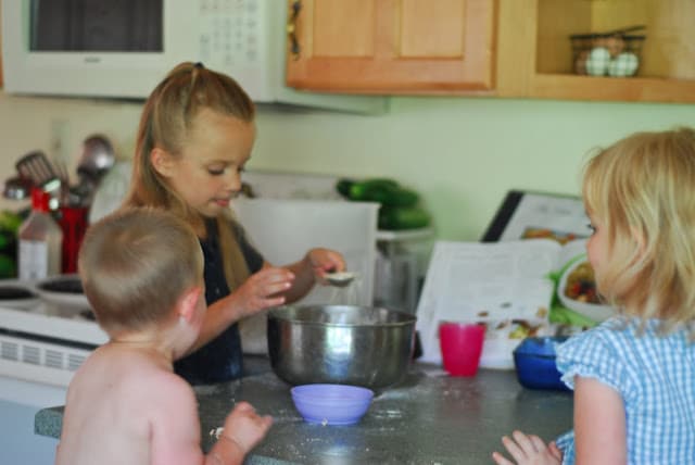 Kids in the Kitchen: Crumbly Apple Berry Cobbler